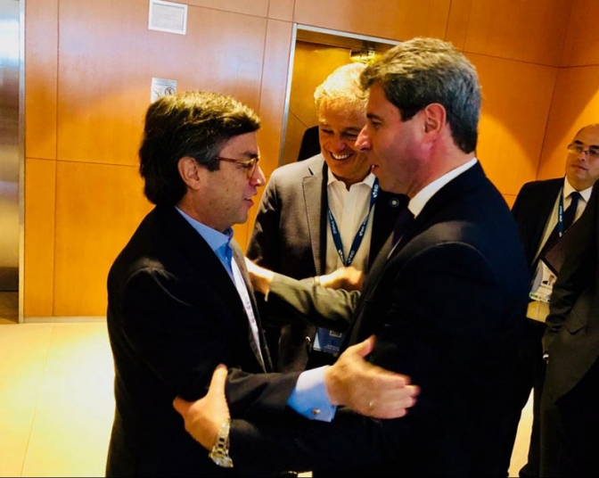 El gobernador Uñac junto al presidente del BID, Luis Alberto Moreno