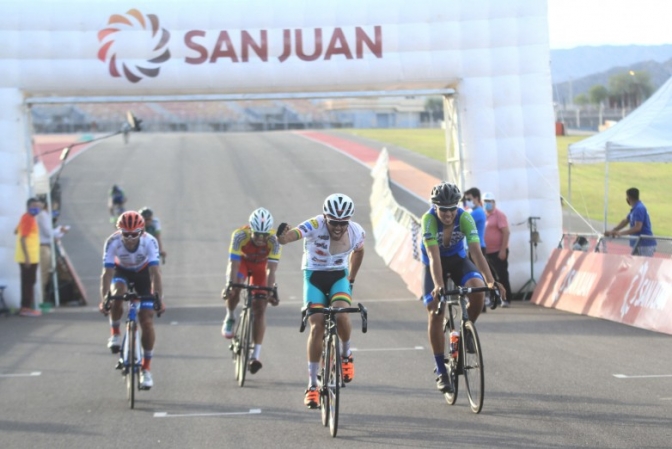  Momento en el que Marcos León Rodríguez gana la carrera con el Circuito San Juan Villicum de fondo.