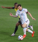 Argentina, con gol de Messi, derrotó a Ecuador en el debut