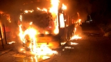 Incendian un colectivo en nuevas protestas tras el ataque de un policía a un manifestante