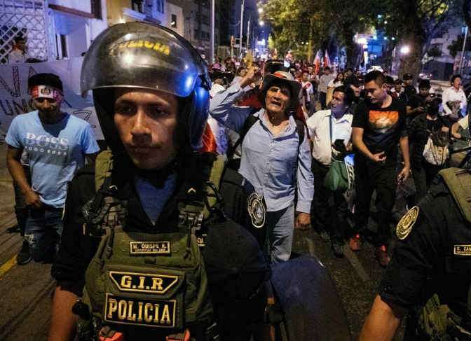 Varios grupos marchan desde anoche hacia Lima a pesar del virtual toque de queda