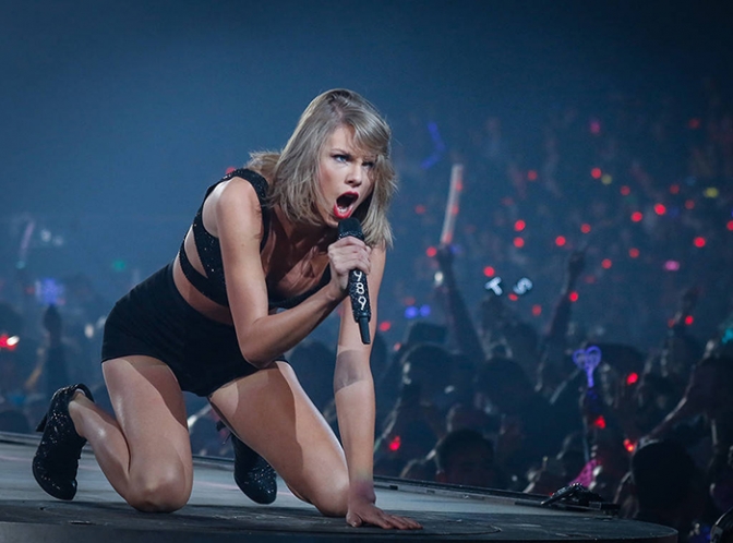 Taylor Swift agitada y humillada por manoseo, dice su madre