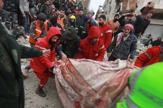 Más de 1.300 muertos por un devastador terremoto de 7,8 de magnitud en Turquía y Siria