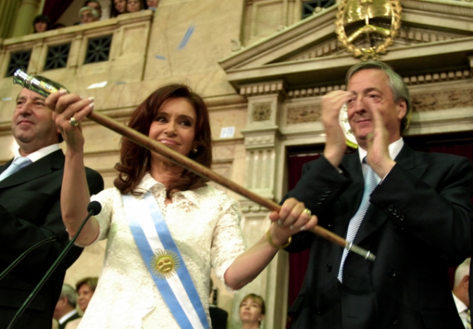 Bonadio ordenó que le devuelvan las bandas y bastones presidenciales a Cristina Kirchner