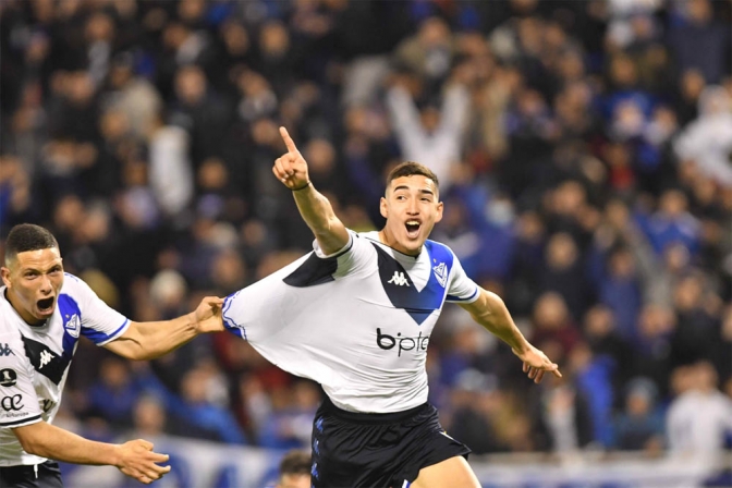 Vélez sufrió, pero venció a Talleres sobre el final de un emocionante partido