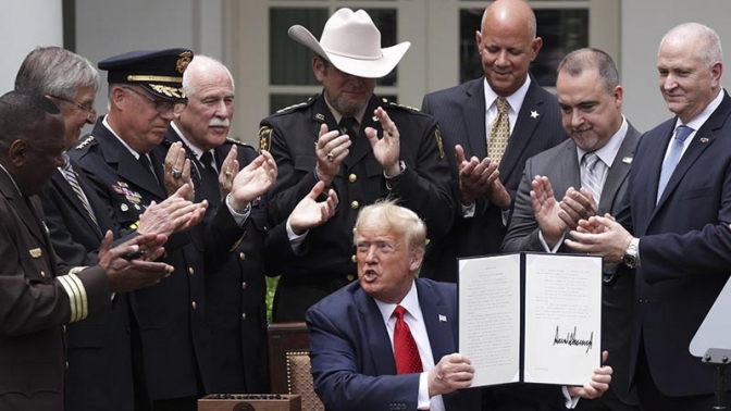 Trump firma un decreto para &quot;reducir el crimen&quot; y &quot;mejorar los estándares&quot; de la Policía