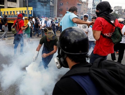 Violentos choques entre policías y manifestantes opositores dejan dos muertos