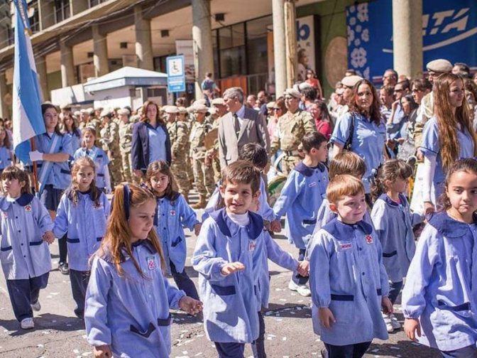 Multitudinario desfile por el día de la educación privada