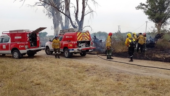 Los bomberos sanjuaninos combaten el fuego en Corrientes