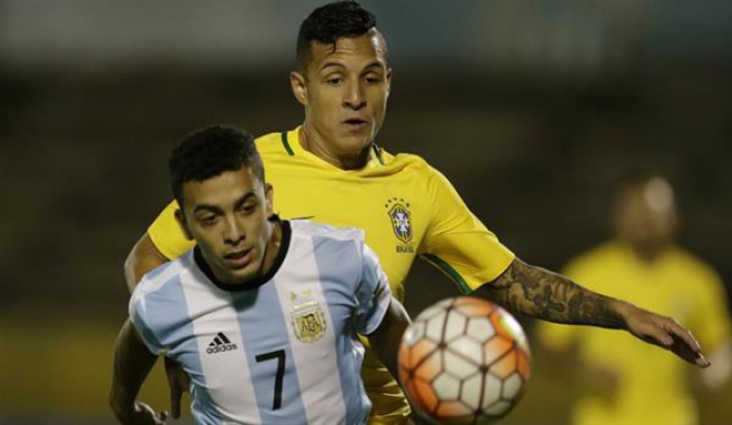 Lucas Rodríguez y Guilherme luchan por la pelota