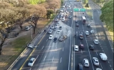 Tres heridos tras el vuelco de un auto que chocó con una camioneta en la avenida General Paz