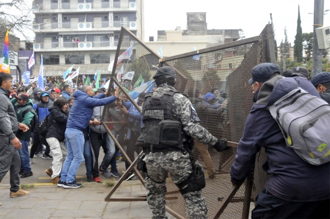 Ya van cuatro horas de represión en Jujuy, tras aprobación y jura de la reforma de la Constitución