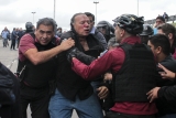 Apedrean y golpean a Berni cuando llegó a una de las protestas por el crimen del colectivero
