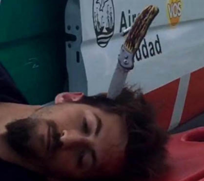 Un hombre apuñaló a dos chicas y le clavaron el cuchillo en la cabeza