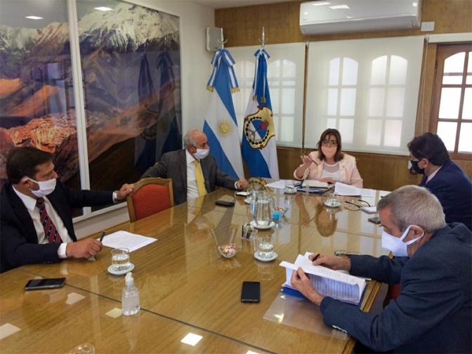 Dra. García Nieto (cabecera mesa), Dr. Quattropani (derecha), Dr. Olivares Yapur, Dr. Lima y Dr. Victoria.