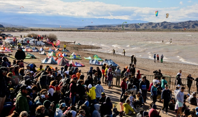 El público ovacionó el excelente nivel de los riders en el cierre del Kitefest