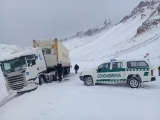 Asisten a 14 camioneros varados en la nieve en Cristo Redentor