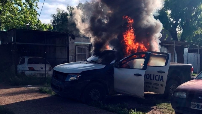 Dos detenidos en un operativo antidrogas en el que prendieron fuego un móvil policial