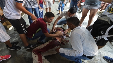 Cinco muertos y más de 30 camiones con ayuda humanitaria retenidos