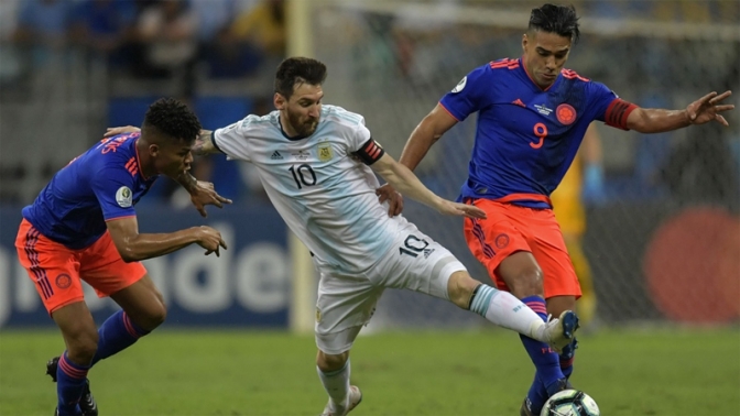 Argentina jugó mal y perdió en su debut ante Colombia