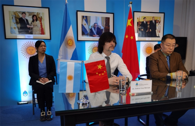 Argentina y empresa china firman acuerdo para producir vehículos eléctricos en el país