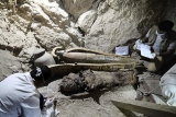 Descubren momias y figuritas funerarias de la era faraónica