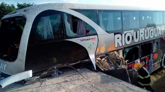 Dos muertos y 15 heridos al chocar un micro que trasladaba a un equipo de fútbol infantil