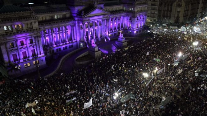 Masiva marcha contra la violencia de género y los femicidios