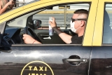 Taxistas y remiseros deberán usar tapabocas y llevar solo un pasajero