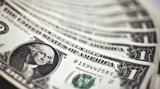 El dólar cotiza a $ 212,25 en el Banco Nación y el riesgo país se ubica en 2.458 puntos