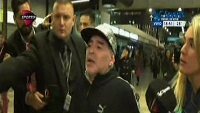 Caótico arribo de Maradona a Zagreb