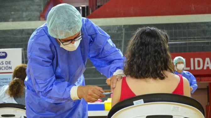 La Provincia ya colocó más de 8.000 dosis al personal de salud
