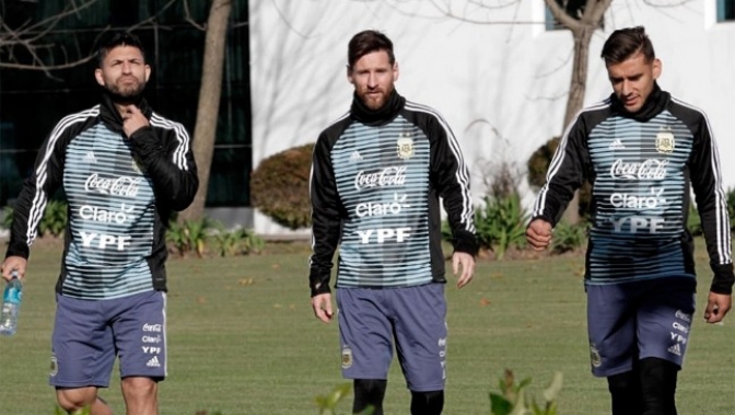 Agüero y Salvio fueron titulares en la práctica de Argentina