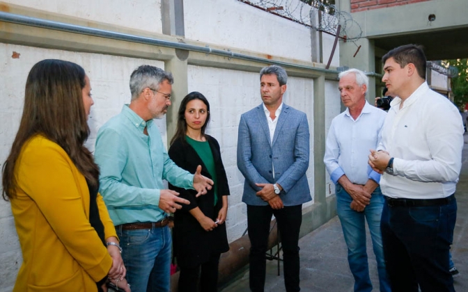 Uñac visitó un emprendimiento que produce madera plástica en base a material reciclado