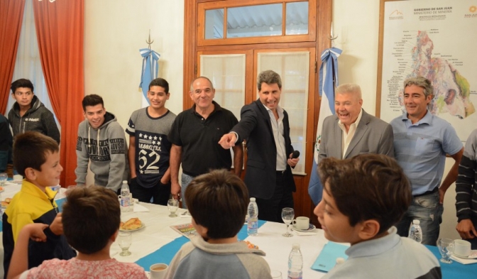 Semillitas desayunaron con Sergio Uñac