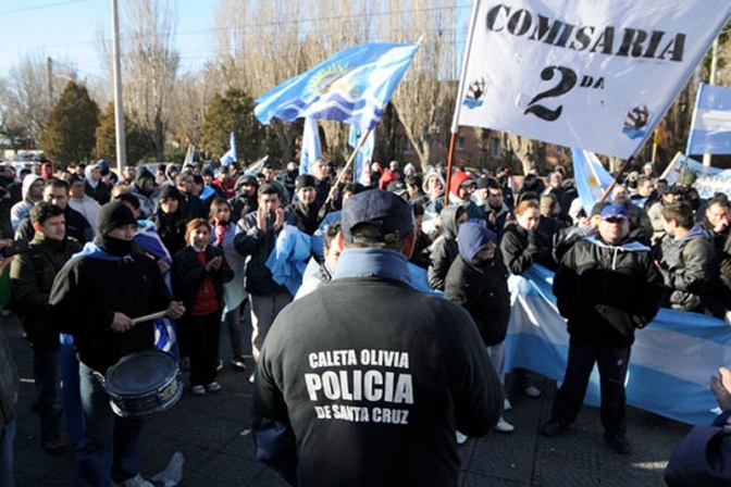 Continúa el paro de la policía en Santa Cruz