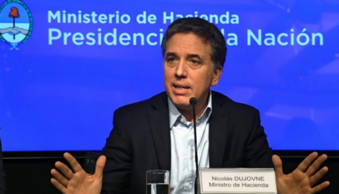 Dujovne: &quot;Nos esperan meses duros, pero evitamos una crisis&quot;