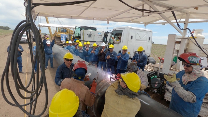 Concretan la primera soldadura de caños del Gasoducto Néstor Kirchner