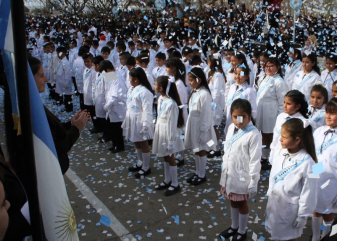 Ullum se vistió de celeste y blanco para homenajear a la Bandera Nacional