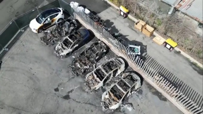 Sospechan que el incendio en un concesionario de Tesla en Roma fue provocado