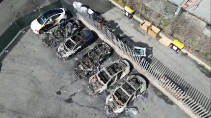 Sospechan que el incendio en un concesionario de Tesla en Roma fue provocado