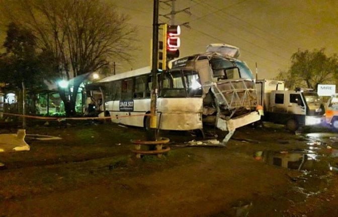 Dos muertos tras chocar un tren a un colectivo