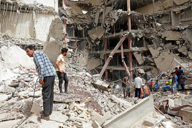 Ascienden a 14 los muertos por el derrumbe de un edificio en construcción en Irán