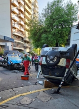 Cinco personas heridas en un choque entre un patrullero y un auto particular en Núñez