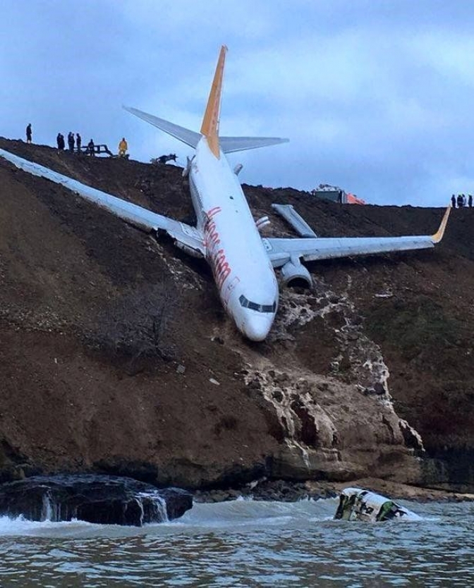Un avión se sale de pista en Turquía y casi cae al Mar Negro