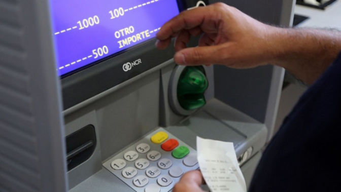 Con aumento, los haberes de los estatales estarán disponibles en cajeros el 31 de octubre