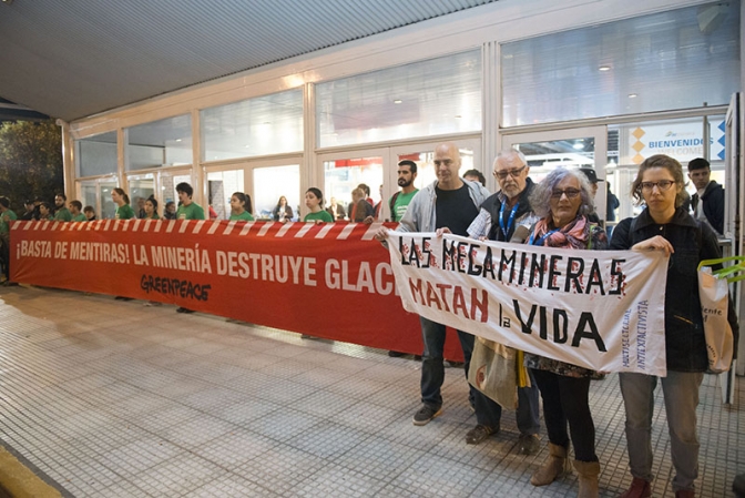 Bloqueo de Greenpeace en la Muestra Anual de Minería