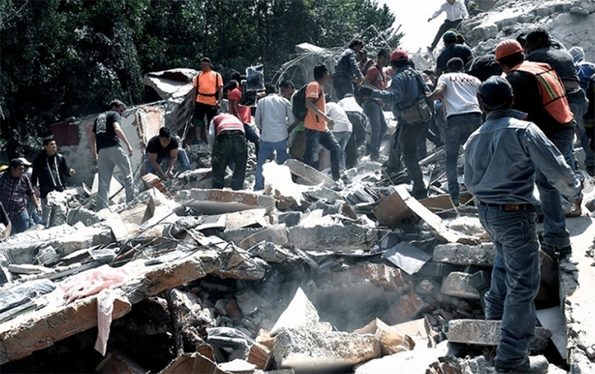 Suman 225 los muertos por el terremoto y trabajan para rescatar chicos de un colegio