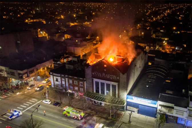 Apagaron el incendio de ex cine San Martín de Mar del Plata y no se dañaron murales de Castagnino