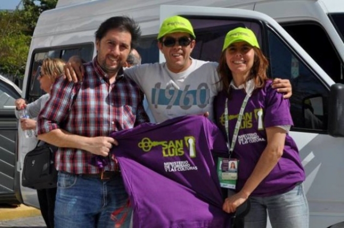 San Luis recibió a los turistas con regalos y música